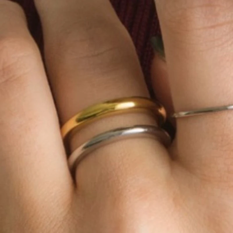 Gepersonaliseerde dubbellaagse ring met patchwork in contrastkleuren goud en zilver. Een uniek design voor uw persoonlijke stijl.