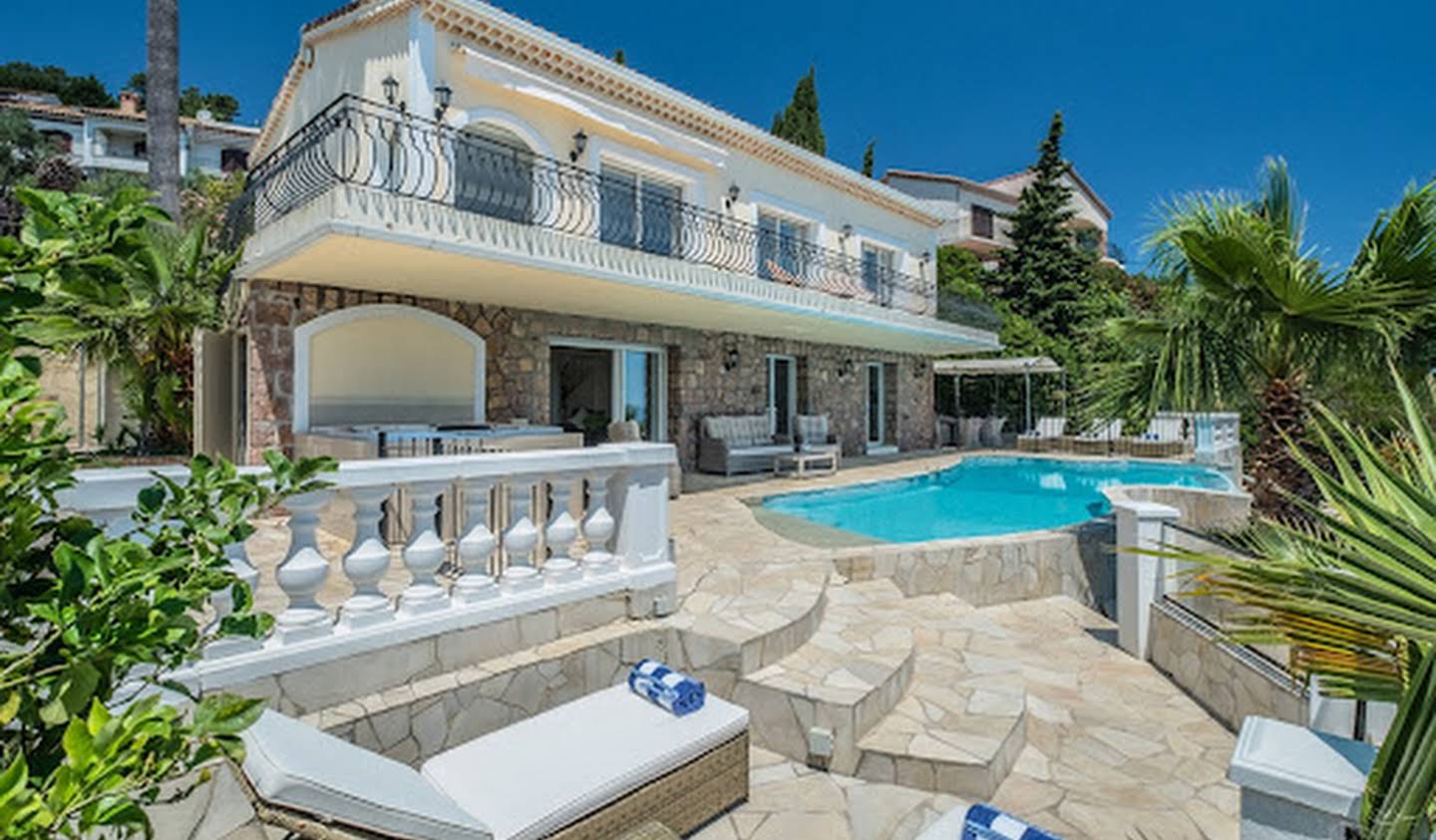 Villa avec piscine en bord de mer Le trayas