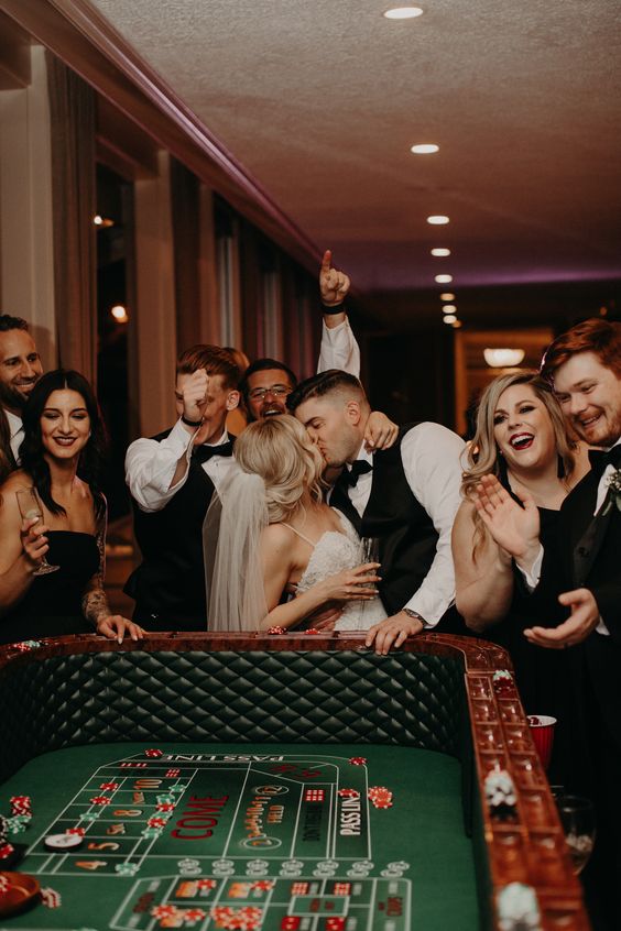 Las Vegas Elopement Photo Inspo You Should be Saving