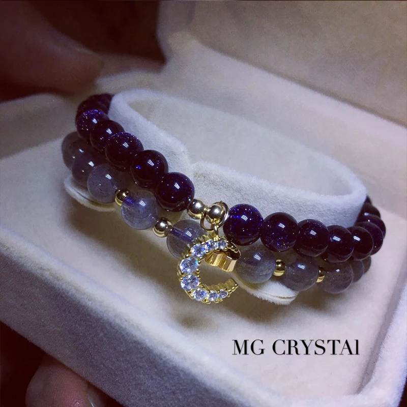 Bracelet double cercle en pierre de lune grise naturelle. Élégance discrète et sérénité au quotidien. Un bijou unique pour sublimer votre style. Laissez-vous tenter.