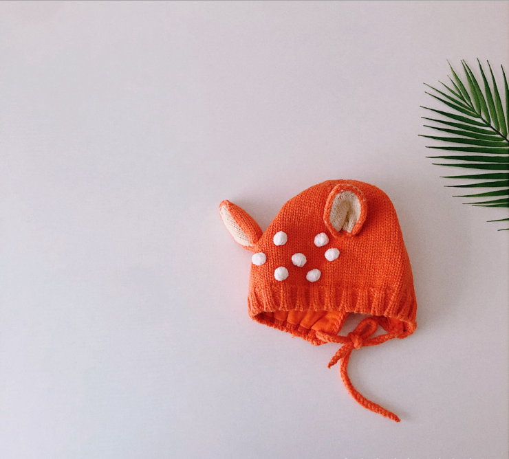 Schattige gebreide baby trui-muts met konijnenoren, zacht en warm, ideaal voor de winter. Houd je baby warm en ziet er schattig uit.