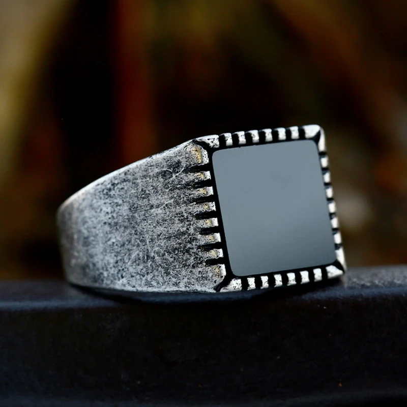 RVS ring in vintage etnische stijl, titanium staal. Duurzame en stijlvolle unisex ring voor dagelijks gebruik.