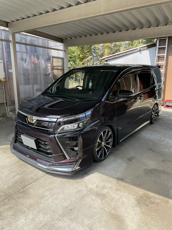 ヴォクシーのタイヤ交換完了・ボルドーマイカメタリック・サンルーフ・花粉症つらい・洗車に関するカスタム事例の投稿画像1枚目