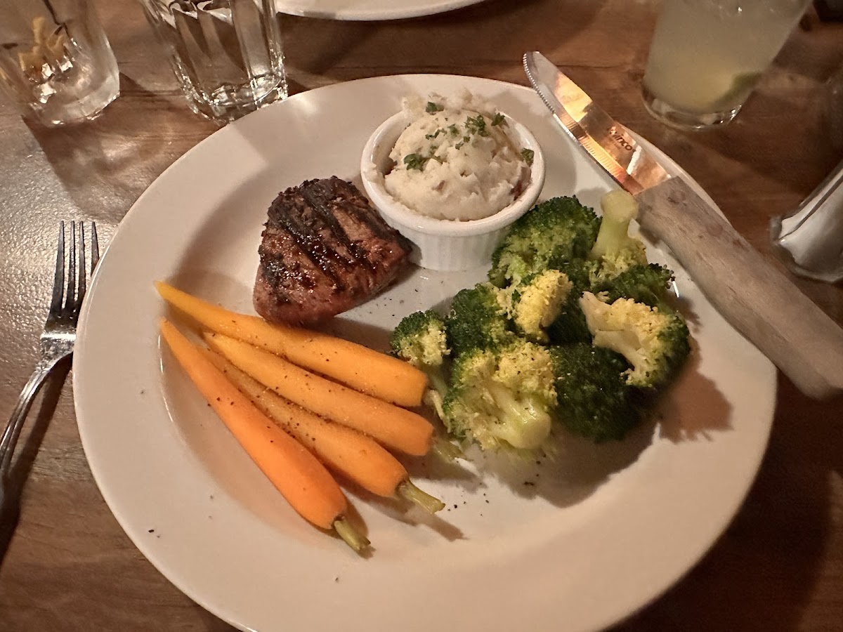 Filet, mashed potatoes, carrots and broccoli