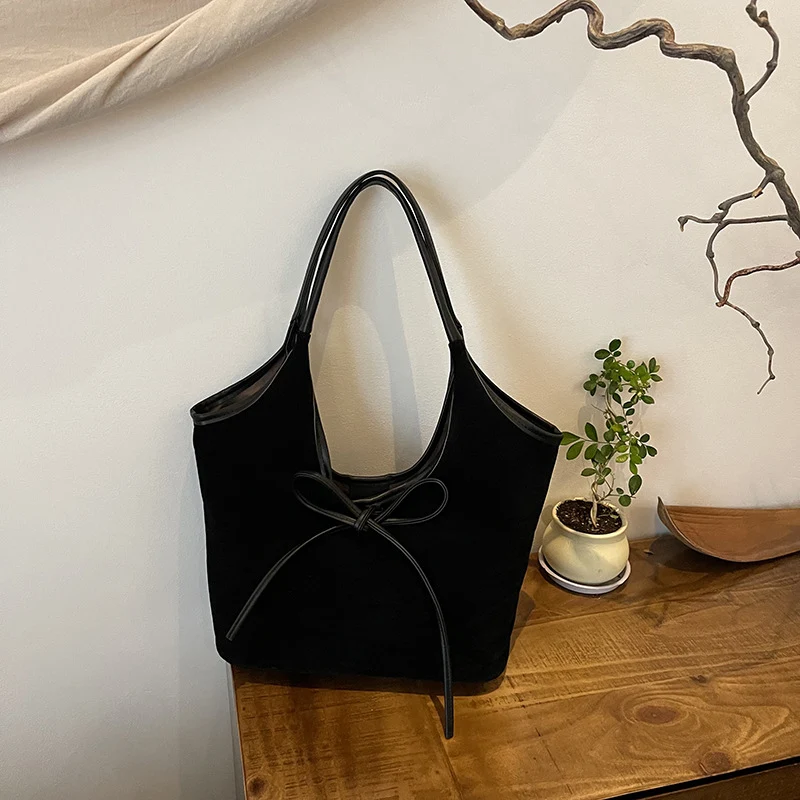 Francuska retro torba za rame velikog kapaciteta sa matiranom završnicom. Elegantna i praktična, idealna za svakodnevnu upotrebu.