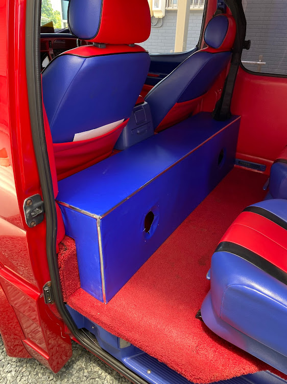ハイエースワゴンのハイエース100系・車好きと繋がりたい・ハイエースのある生活・DIY・クセがすごいに関するカスタム事例の投稿画像2枚目