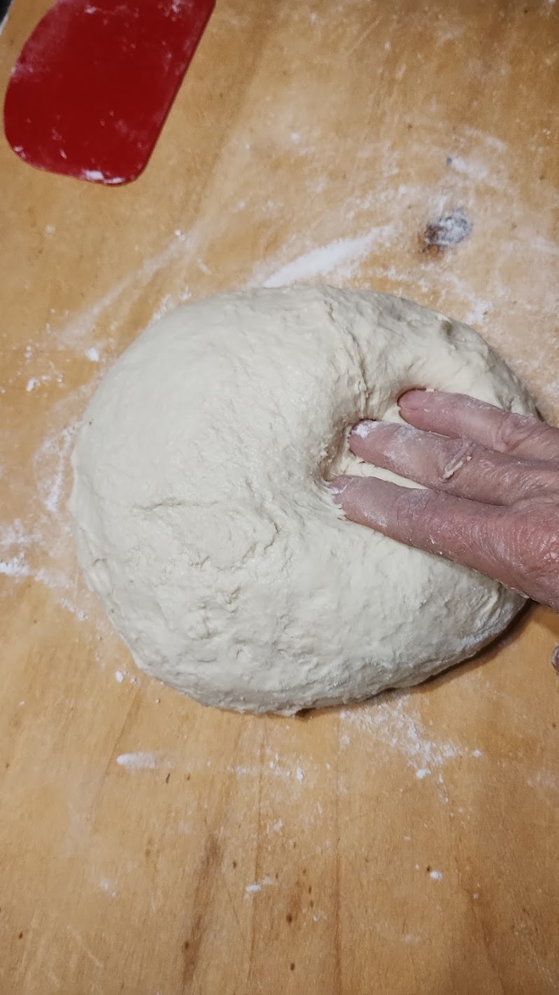 il piacere di mangiare il pane fatto a casa con la pasta lavorata per essere soffice, soffice di Inge