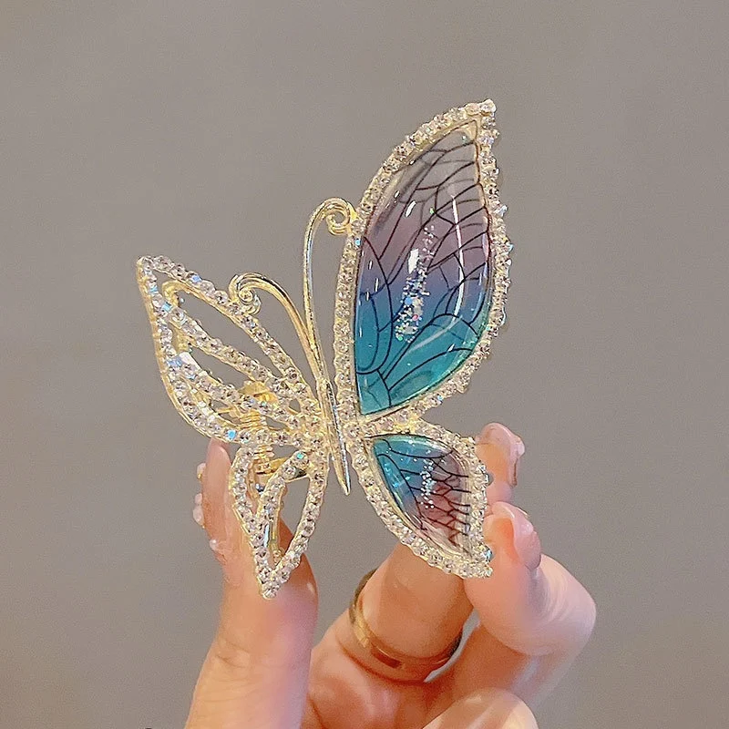 Zjawiskowa spinka do włosów z motylem z bursztynu i diamentów w kolorze niebieskim, dodająca blasku i elegancji każdej fryzurze.