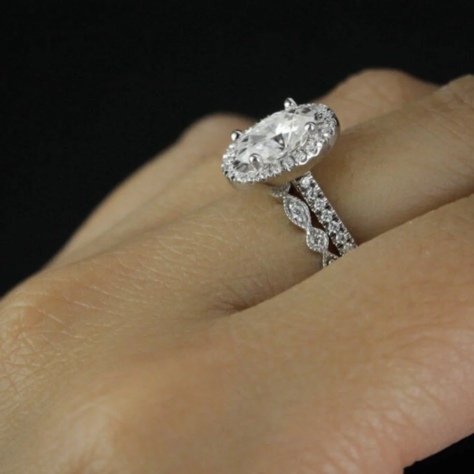 Ensemble bague de fiançailles femme diamant ovale, un bijou étincelant pour sublimer la beauté féminine et célébrer l'amour.