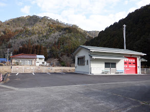 左に城山と消防団横の駐車場