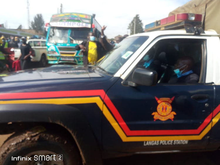 Langas Police Land cruiser leaves the scene at Pioneer estate after collecting the body of a notorious criminal who was gunned down.