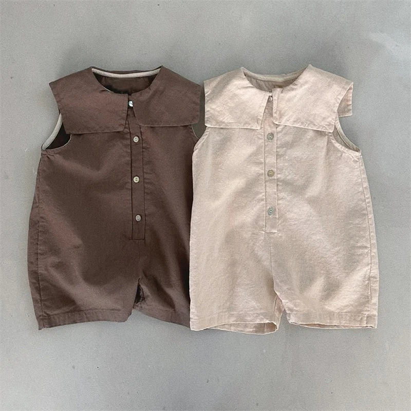 Dames losse mouwloze jumpsuit met grote revers, casual en comfortabel. Een perfecte zomerse outfit, makkelijk te dragen en veelzijdig te combineren.