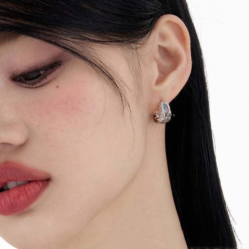 Aardbei ronde oorringen voor dames, licht luxueus en prachtig. Deze oorbellen geven een vleugje elegantie aan je look en zijn perfect voor elke outfit.
