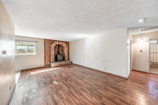 Living room with fireplace and wood floor - Prestige house for sale in Reno, 3 bedrooms