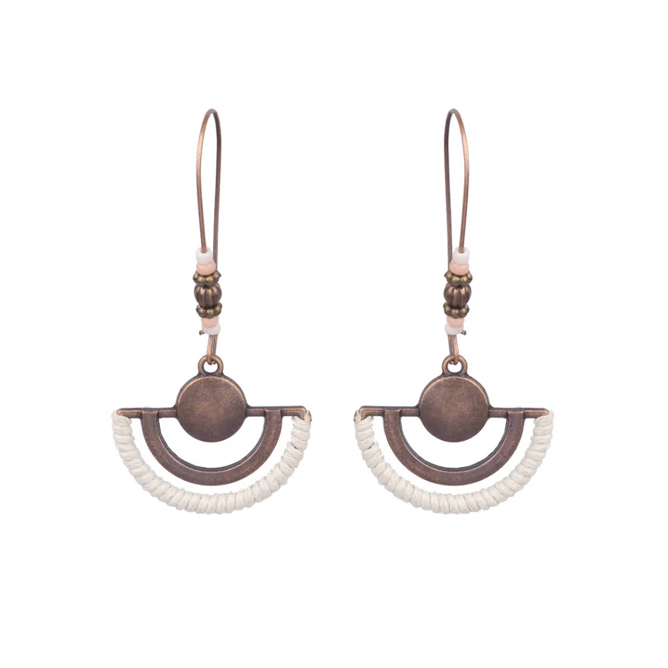 Boucles d'oreilles à pompons style femme, feuilles, cercle, métal et cuir. Un accessoire tendance et élégant pour sublimer votre look quotidien.