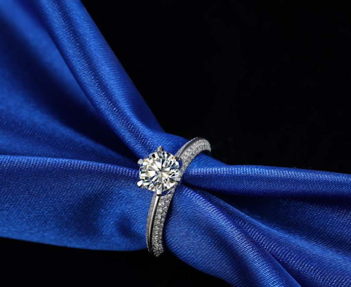 Title 3, Luxusring mit sechs Krallen und Diamantenbesatz