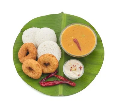 Udit Vada (4 pcs) + Idli (1 pc)