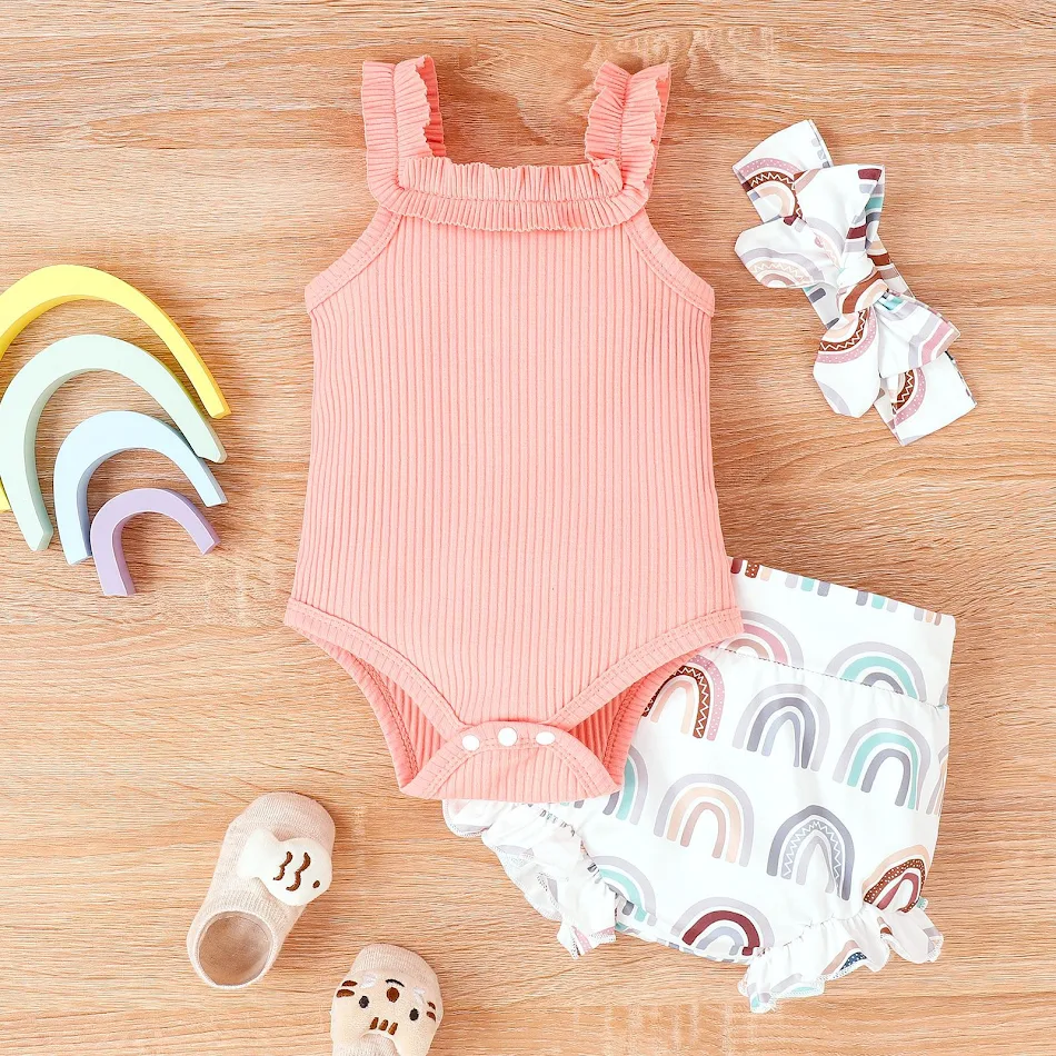 Ensemble body bébé imprimé avec short, confortable et stylé. Idéal pour les journées chaudes, facile à enfiler et parfait pour les sorties estivales.