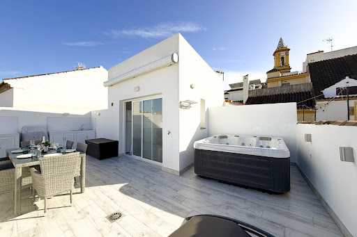 Luxury property for sale in Estepona (Spain) - Terrace with jacuzzi and garden furniture