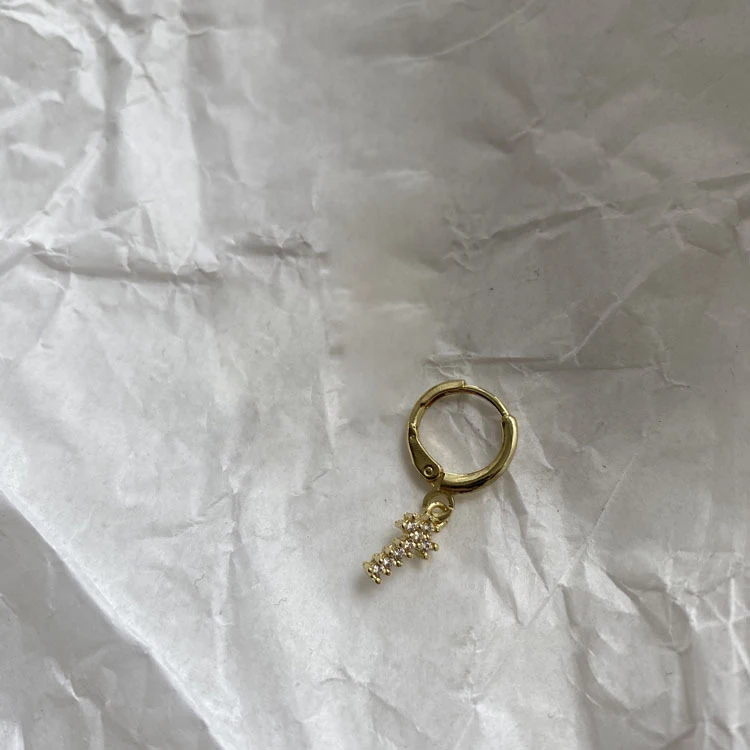 Boucles d'oreilles femme en zircone, petites et tendance. Bijoux élégants pour femme, ajoutant une touche de raffinement à votre look quotidien et festif.
