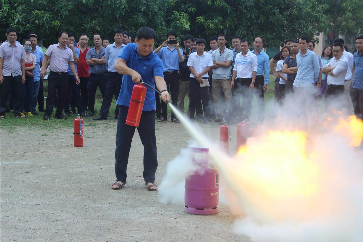 Học viên thực hành kỹ năng xử lý sự cố rò rỉ khí gas tại lớp tập huấn            nghiệp vụ PCCC cho lực lượng PCCC cơ sở các sở, ban, ngành