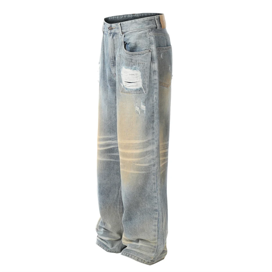 Calças jeans retas desbotadas com gradiente e rasgos, perfeitas para um visual moderno e despojado. Conforto e estilo para o dia a dia.