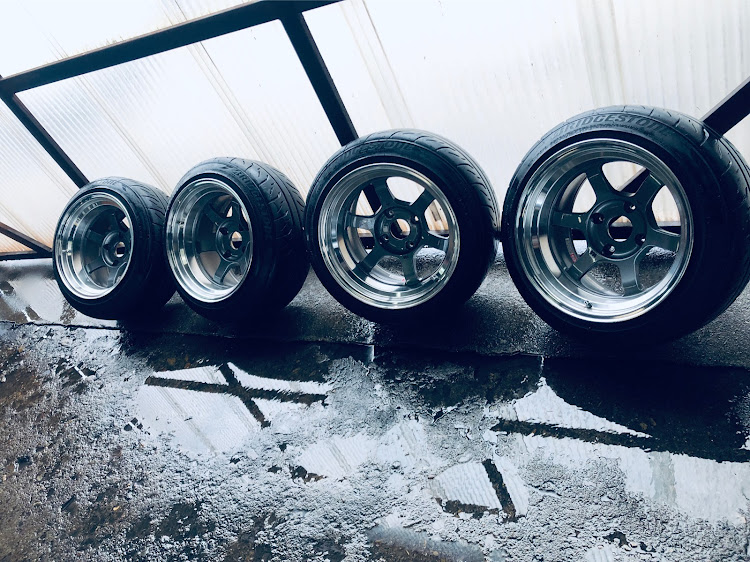 スプリンタートレノの引っ張りタイヤ・te37v・AE86・ブリスターフェンダーに関するカスタム事例の投稿画像1枚目