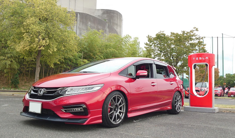 ジェイドの赤祭り2023・テスラ充電器⛽・愛車と心身とも共充電してみた😆👍・ジェイドEV化計画・ペヤングがある幸せに関するカスタム事例の投稿画像1枚目