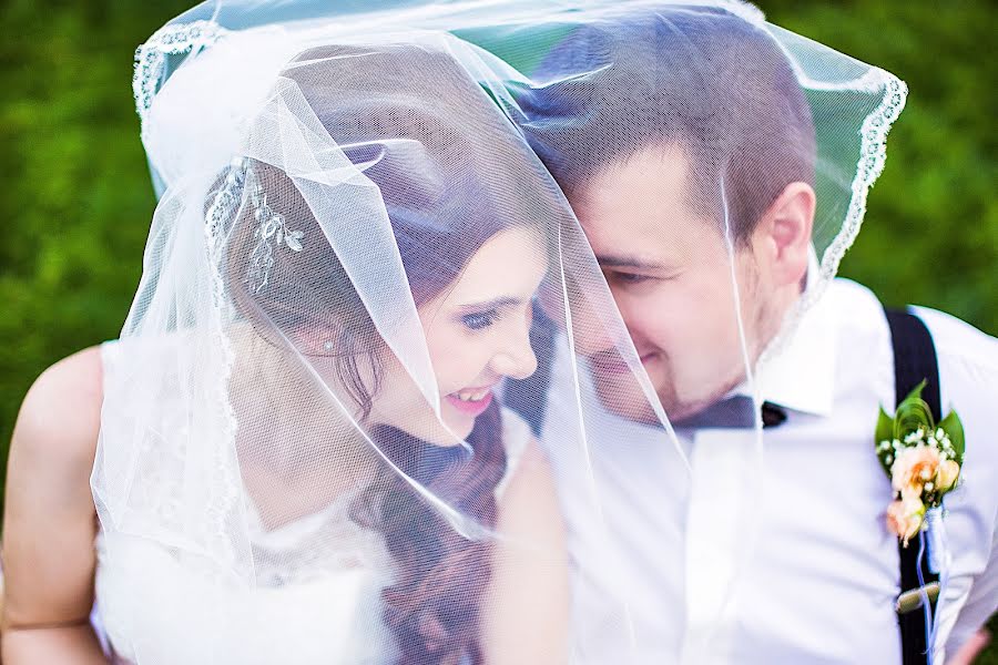 Fotografo di matrimoni Lena Bulycheva (bela). Foto del 28 febbraio 2016