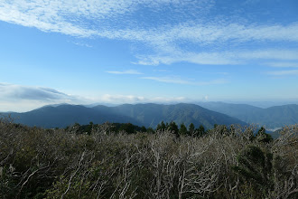 左に芦谷山、中央右に庄部谷山、その右奥に若狭駒ヶ岳など