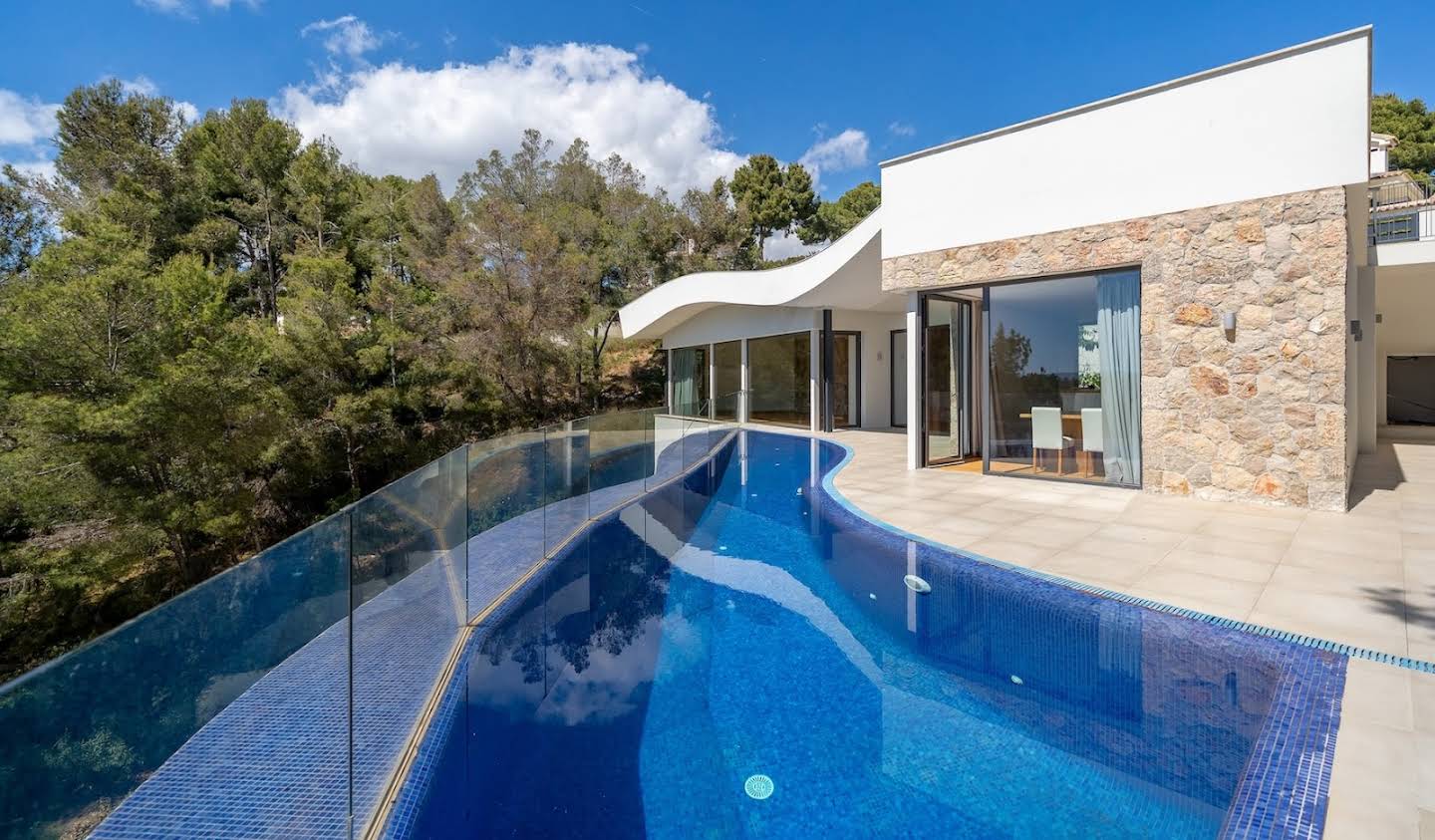 Seaside villa with pool Cas Català