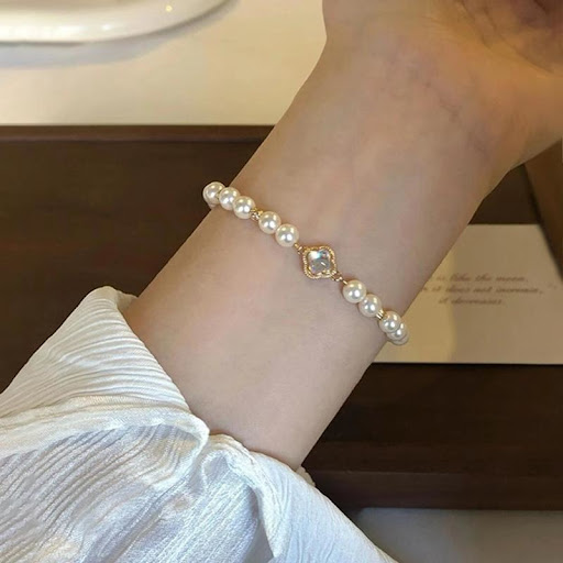 Title 5, Pearl Clover Bracelet Exquisite Bracelet. Enhan...