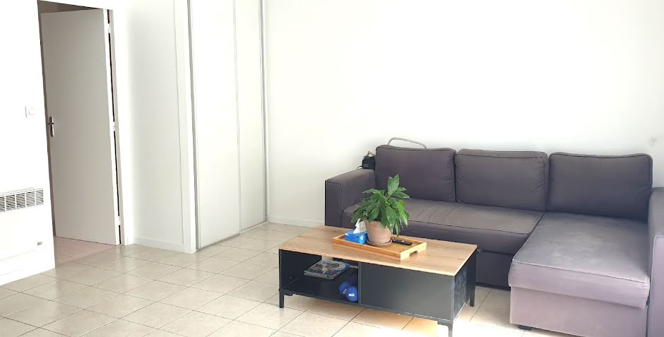 Location  appartement 1 pièce 30 m² à Pontault-Combault (77340), 657 €