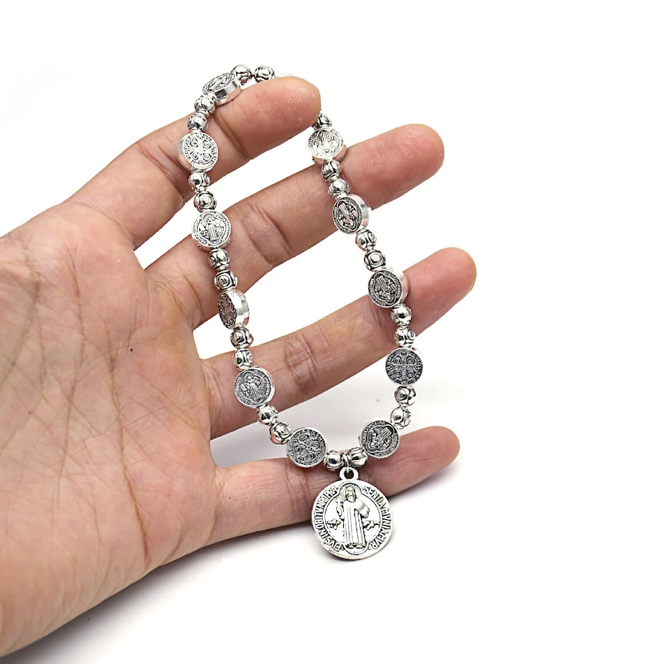 Pulseira de contas de rosa metálica e cruz do Vaticano, uma joia que combina fé e estilo, ideal para uso diário e especial.