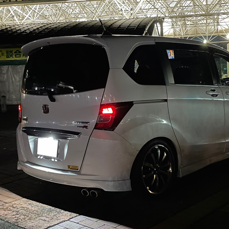 フリードの2月もよろしくお願いします・バックシャンな愛車・看板コラボに関するカスタム事例の投稿画像3枚目