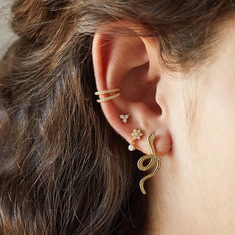 Zilveren Naald Double Zirconia Hip Hop Oorbellen – Schitterende oorbellen die je outfit een trendy en opvallende uitstraling geven. Perfect voor de hiphop look.