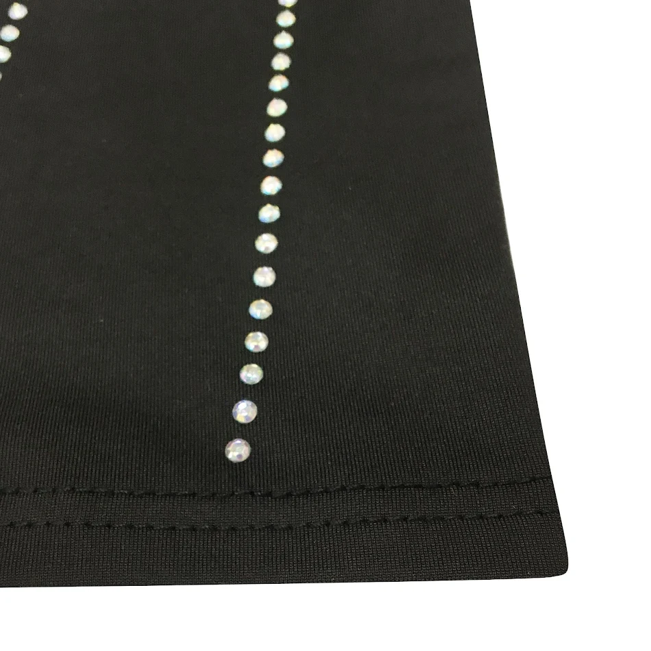 Abito donna con spalline, fori e stile discoteca. Perfetto per serate e nightclub. Design sexy e alla moda per un look indimenticabile.