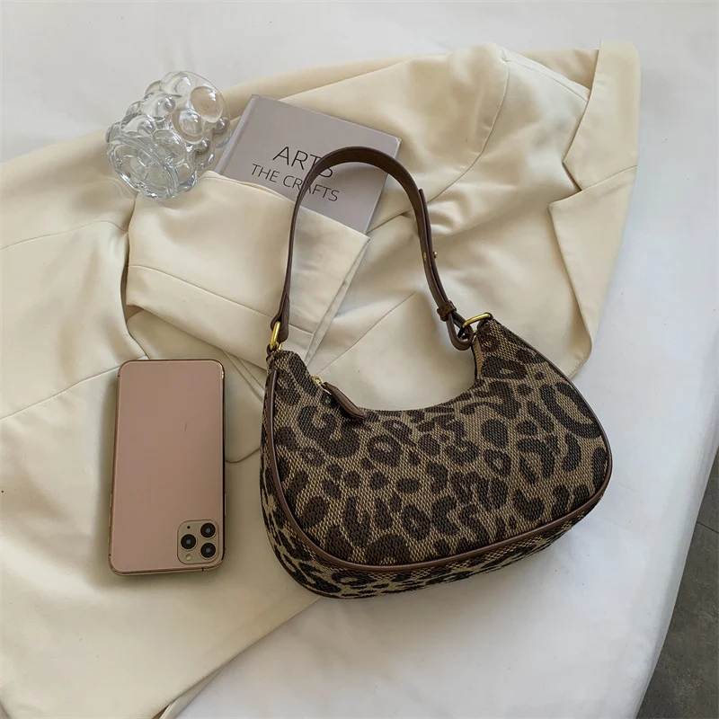 Retro torba sa leopard printom za žene, mala, teksturna, na jedno rame. Modni dodatak, elegantna i moderna, savršena za svaki dan.