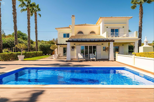 Maison avec piscine et jardin 5