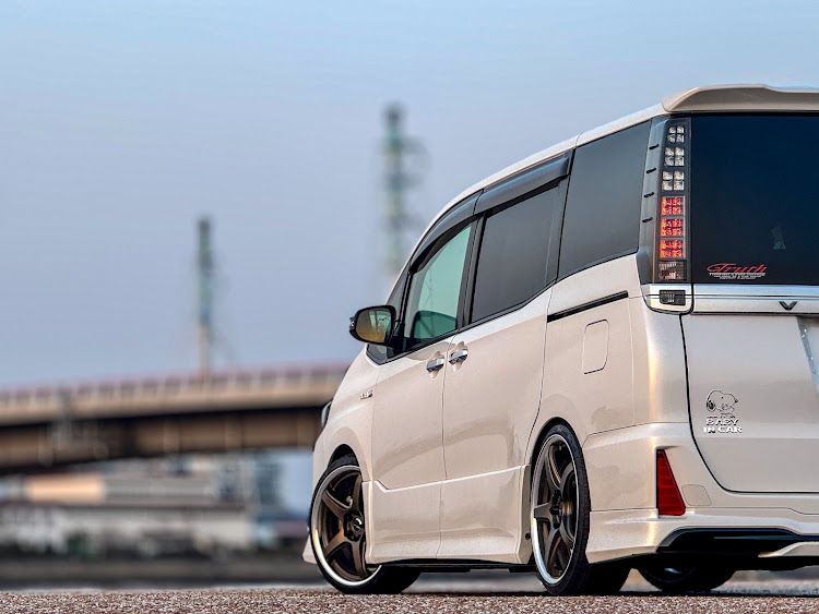 ヴォクシーの愛車の差し色・拘りの一台・シンプル・色使いは3色まで・workwheelsに関するカスタム事例の投稿画像3枚目