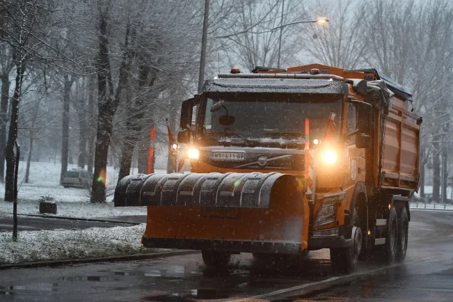 Poledica na putevima, kamioni na Batrovcima čekaju osam sati