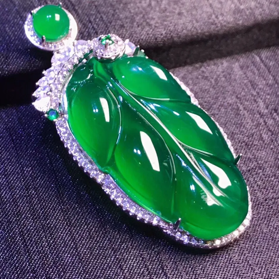 Natuurlijke jade groene Maitreya Boeddha Guanyin hanger ketting voor dames, brengt geluk, bescherming en spirituele sereniteit.