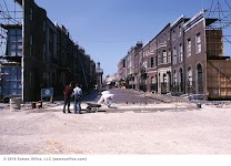 levensgrote decors van een oude straat, de straat wordt nog aangelegd