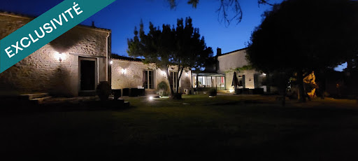 Maison en pierre éclairée la nuit dans cette Maison de luxe à vendre à Curzon (540 000 € - 300 m²)