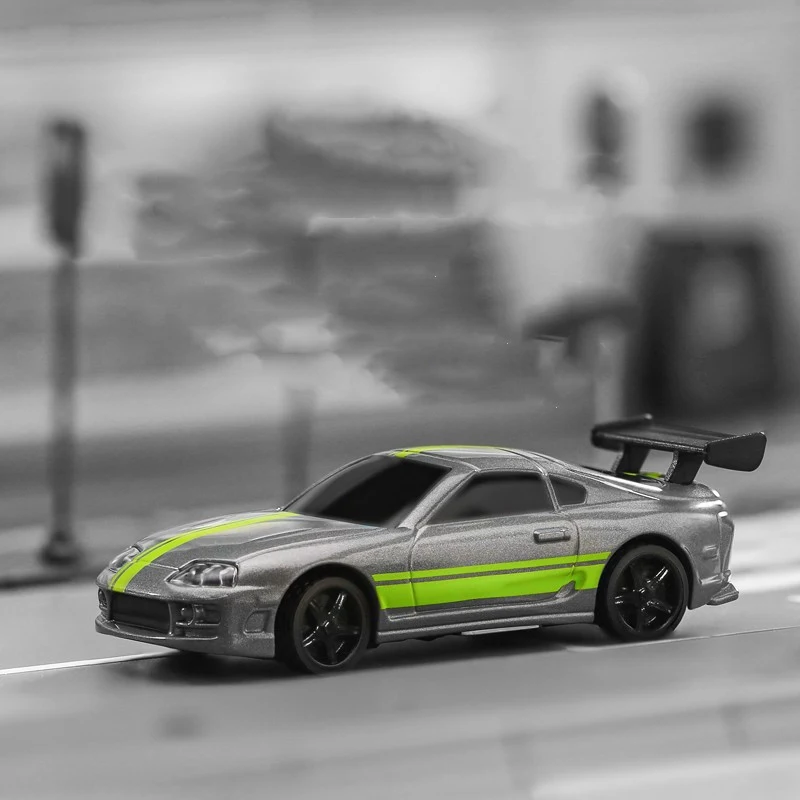 Mini C73 Auto telecomandata in miniatura a ricarica completa e proporzioni realistiche. Divertimento in pista assicurato! Vivi l'emozione della guida.