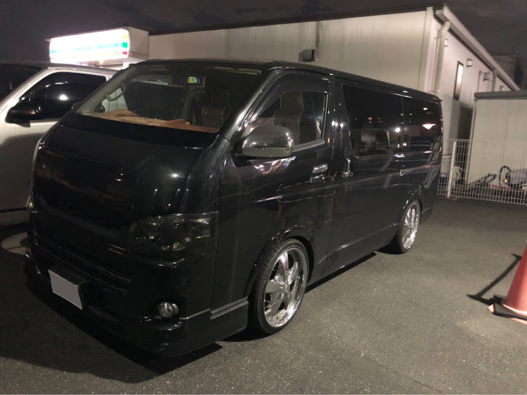 ハイエースバンのコブラ・ワイパーガード・20インチ・洗車してない(笑)・R-garageに関するカスタム事例の投稿画像1枚目