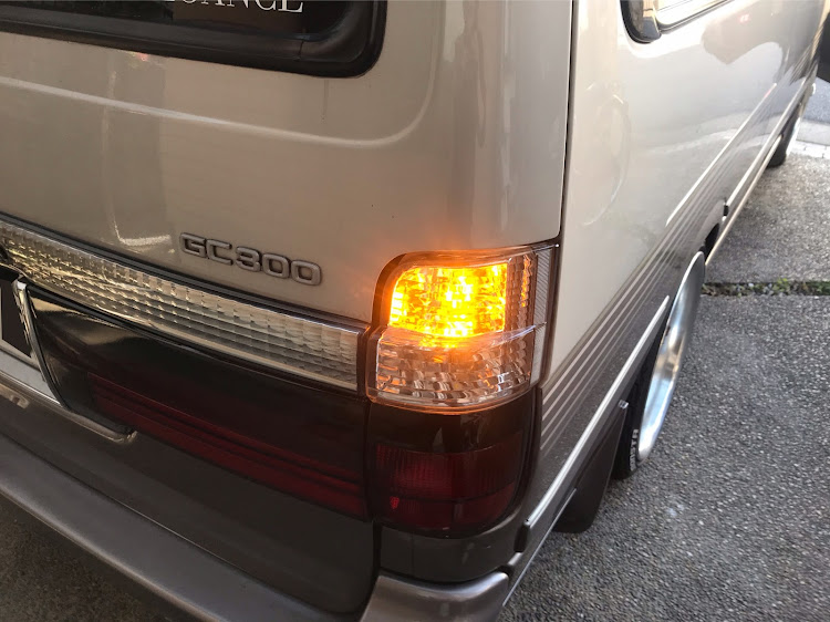 ハイエースワゴンのLEDバックランプ・LEDウインカー・fcl.に関するカスタム事例の投稿画像6枚目