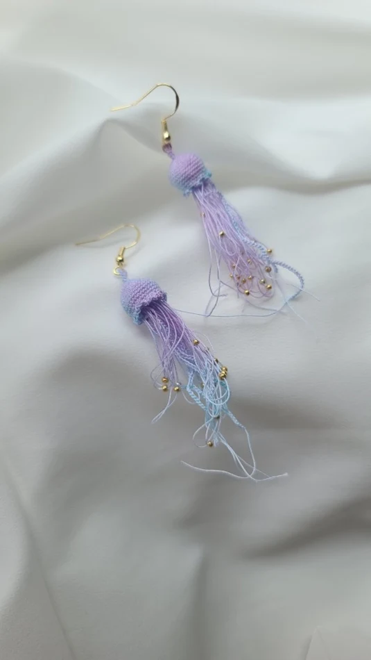 Brincos de micro gancho de água-viva com tassel para um visual charmoso. Desfrute da leveza e do movimento cativante.