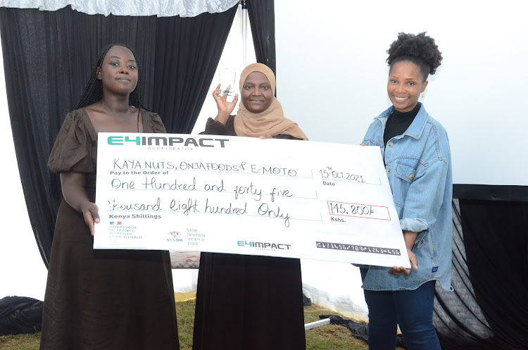 CRESS Mayotte International strategy expert for Social Economy Djémilah HASSANI and Marie Fidela from French Embassy award Kaya Nuts cofounder Miswaleh Zingizi who became the winner