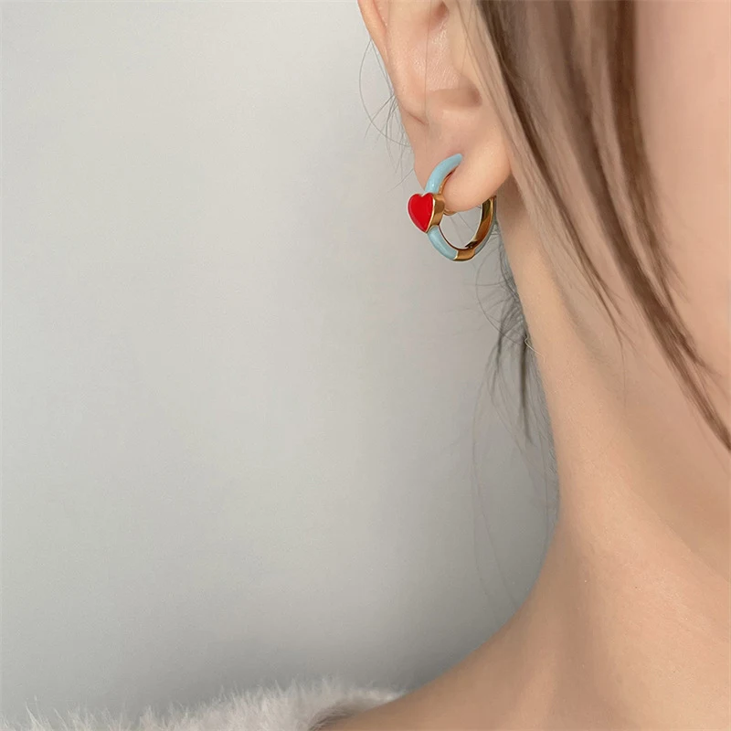 Boucles d'oreilles cœur d'amour émaillées sans perçage et indolores pour femmes. Élégance sans effort et sans douleur.